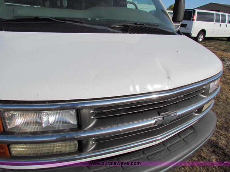 image for item E8160 2001 Chevrolet Express G3500 Cutaway bus