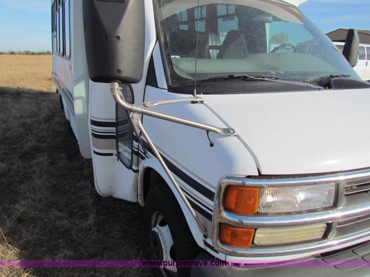 image for item E8160 2001 Chevrolet Express G3500 Cutaway bus