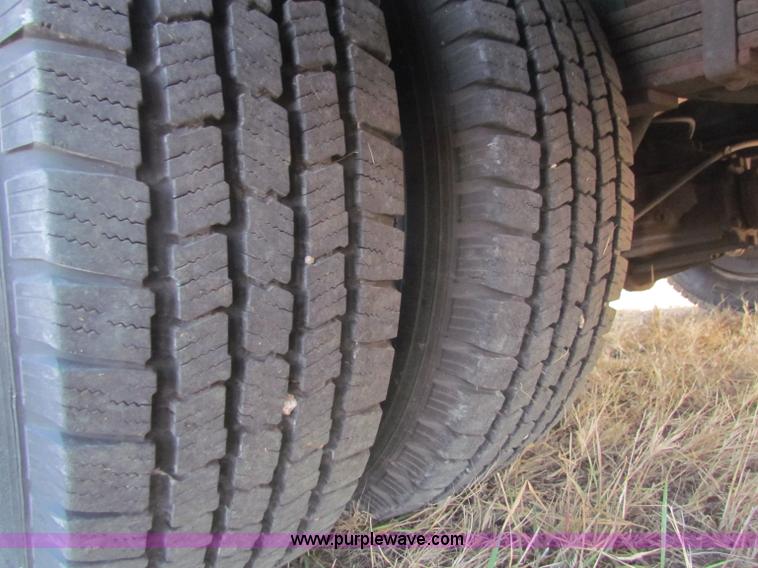 image for item E8160 2001 Chevrolet Express G3500 Cutaway bus