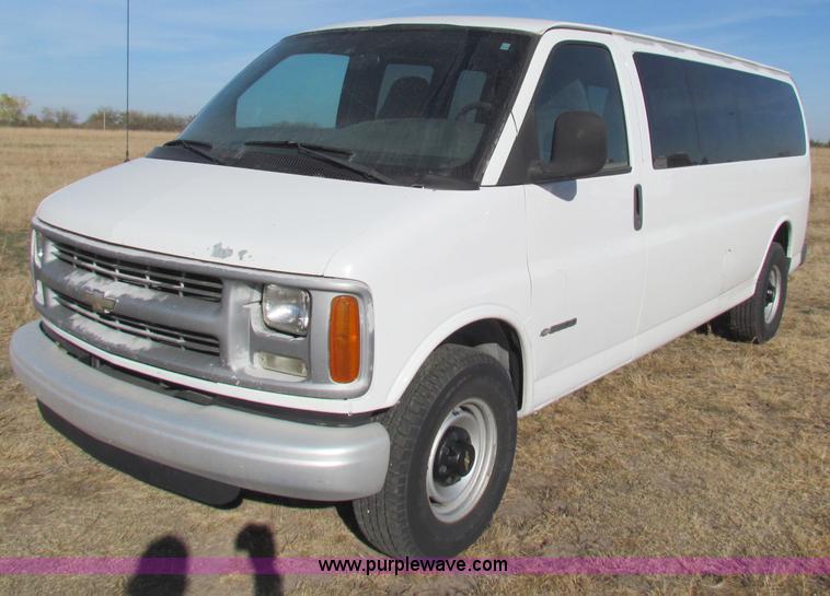 image for item E8163 2001 Chevrolet Express G3500 van