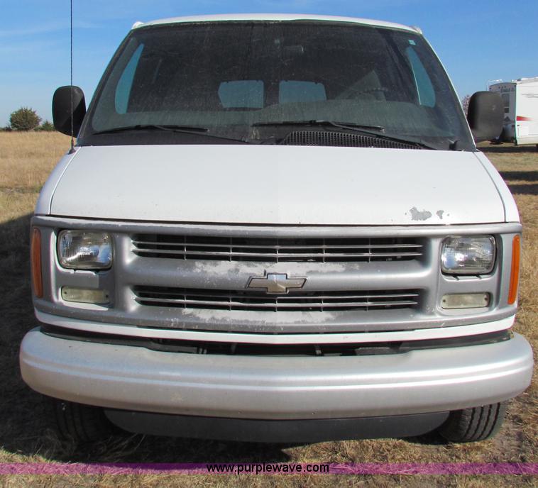 image for item E8163 2001 Chevrolet Express G3500 van