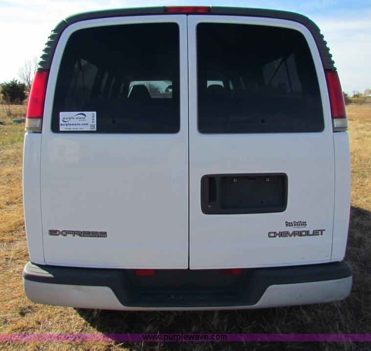 image for item E8163 2001 Chevrolet Express G3500 van