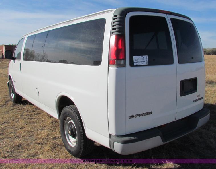 image for item E8163 2001 Chevrolet Express G3500 van