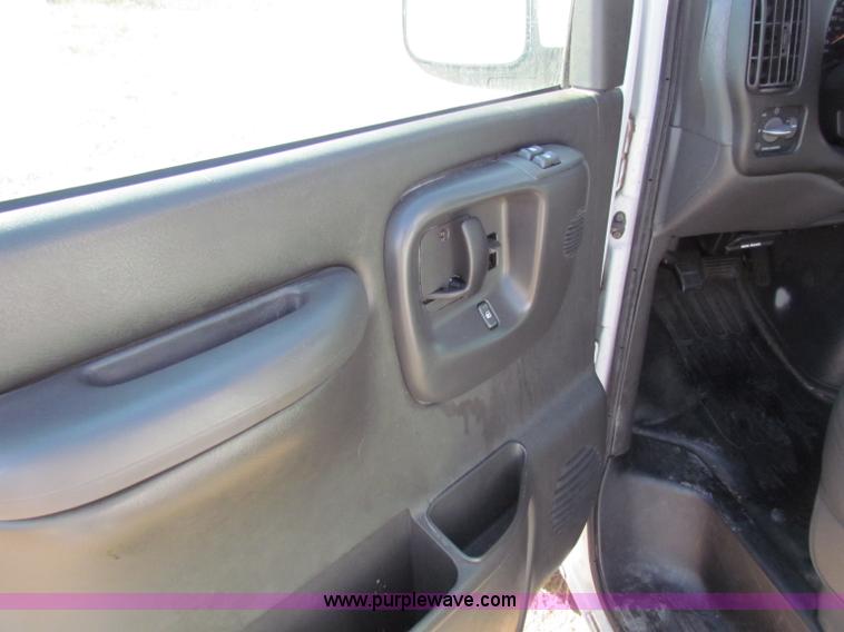 image for item E8163 2001 Chevrolet Express G3500 van