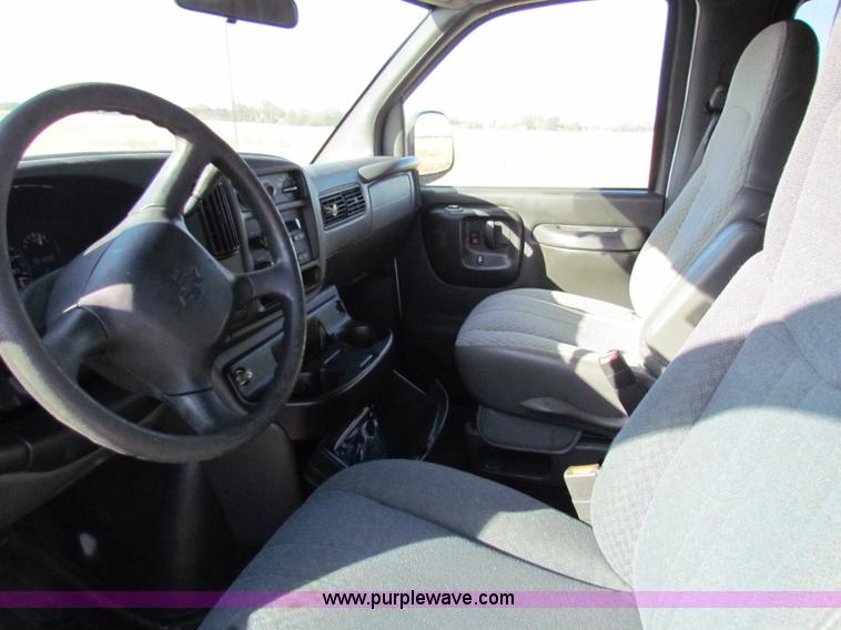 image for item E8163 2001 Chevrolet Express G3500 van