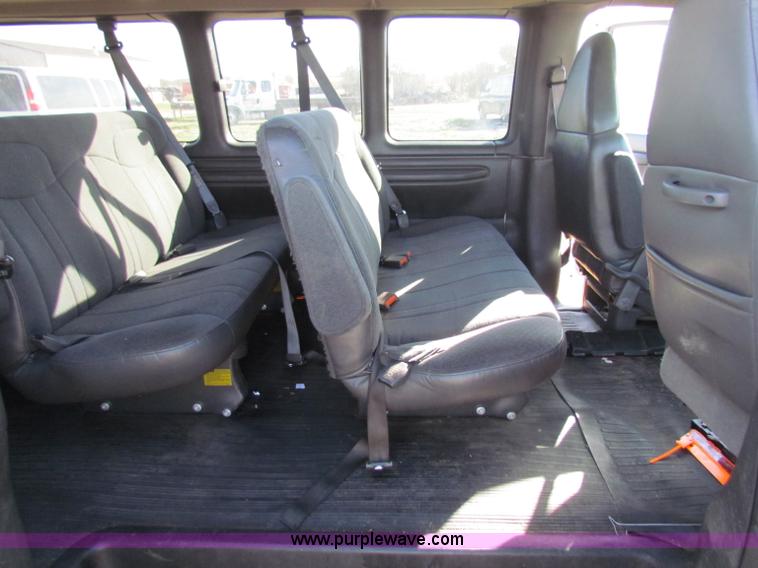 image for item E8163 2001 Chevrolet Express G3500 van