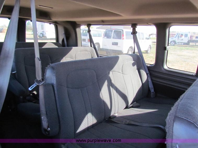 image for item E8163 2001 Chevrolet Express G3500 van