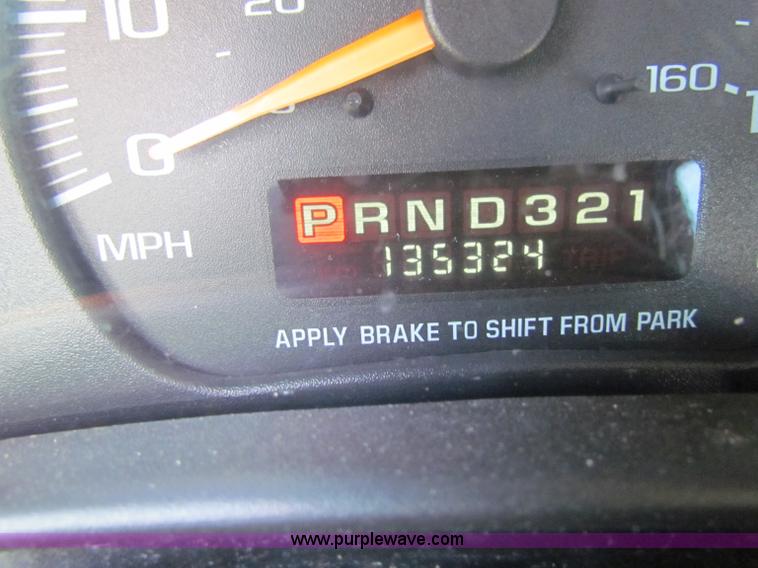 image for item E8163 2001 Chevrolet Express G3500 van