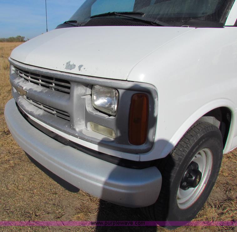 image for item E8163 2001 Chevrolet Express G3500 van