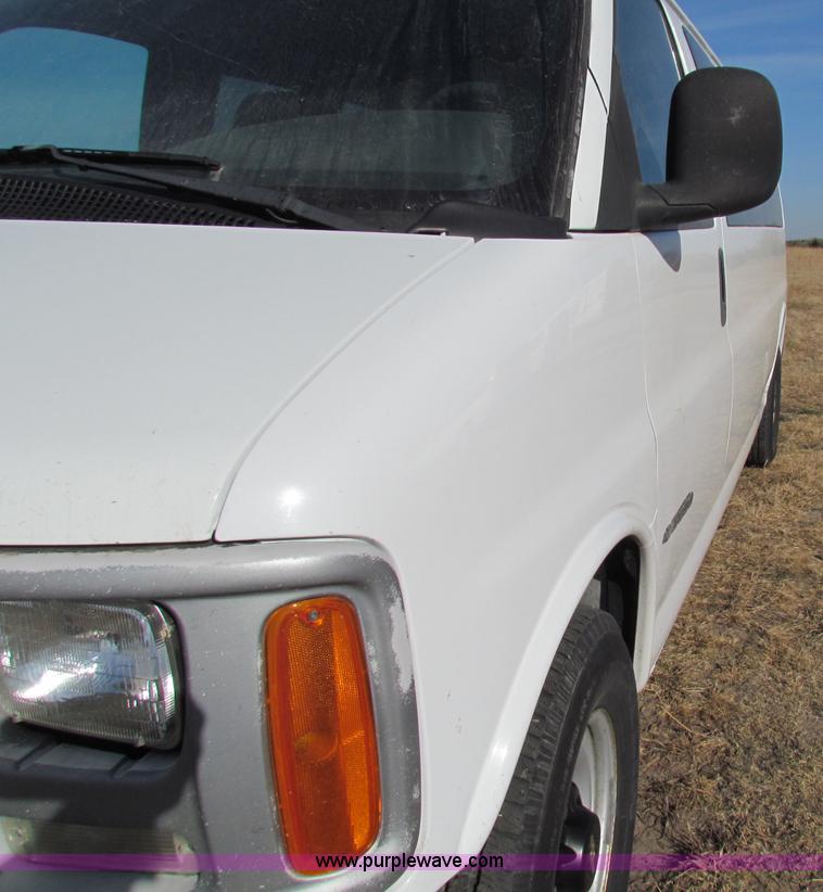 image for item E8163 2001 Chevrolet Express G3500 van