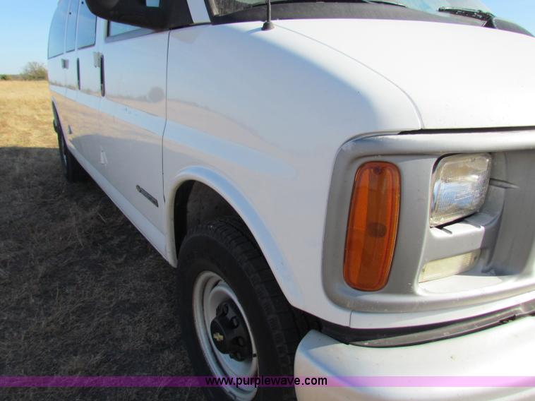 image for item E8163 2001 Chevrolet Express G3500 van
