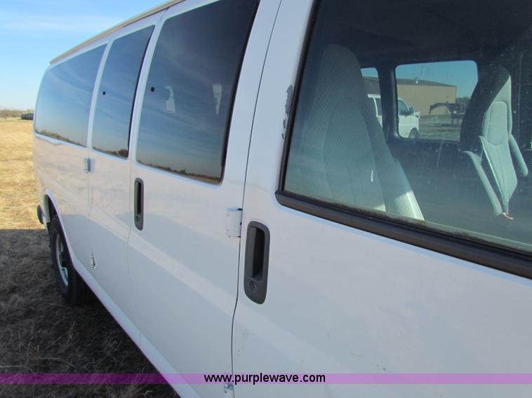 image for item E8163 2001 Chevrolet Express G3500 van