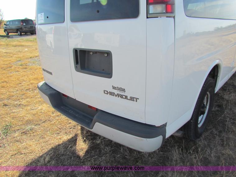 image for item E8163 2001 Chevrolet Express G3500 van