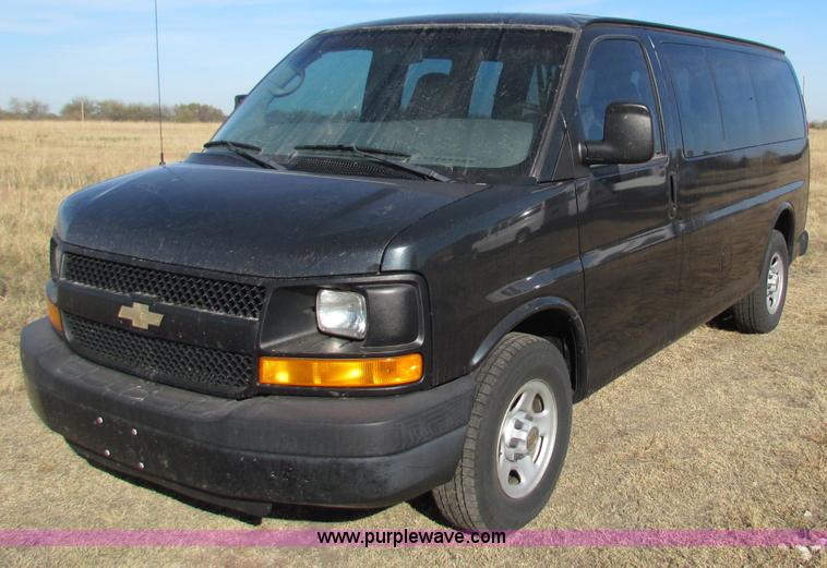 image for item E8164 2004 Chevrolet Express G1500 van