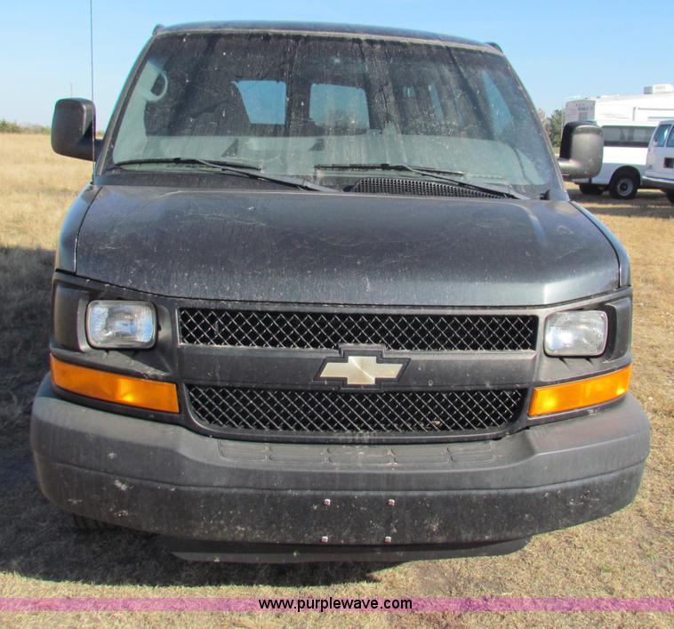 image for item E8164 2004 Chevrolet Express G1500 van