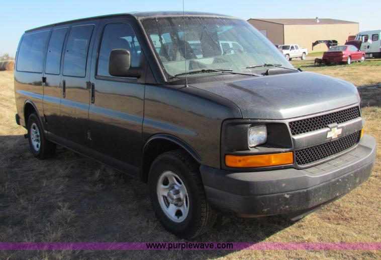 image for item E8164 2004 Chevrolet Express G1500 van