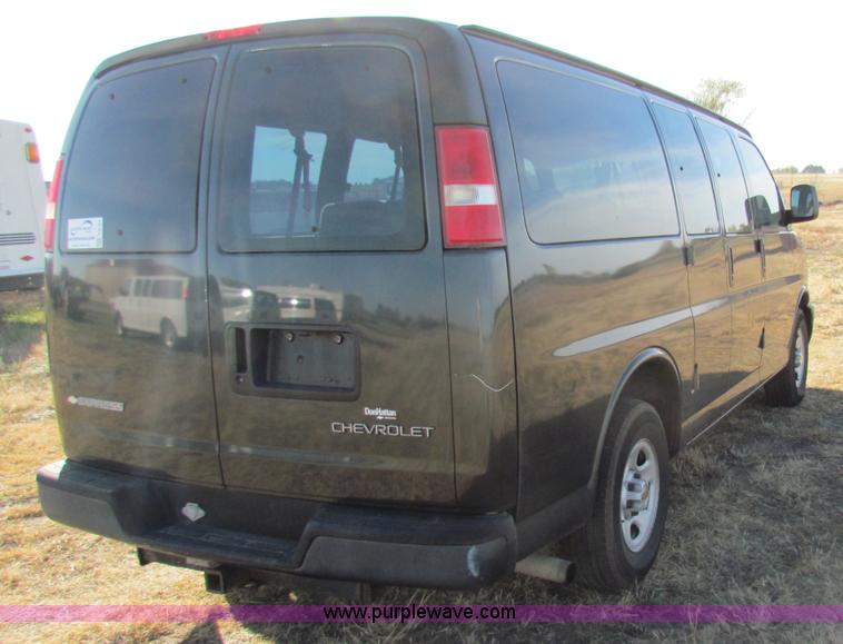 image for item E8164 2004 Chevrolet Express G1500 van