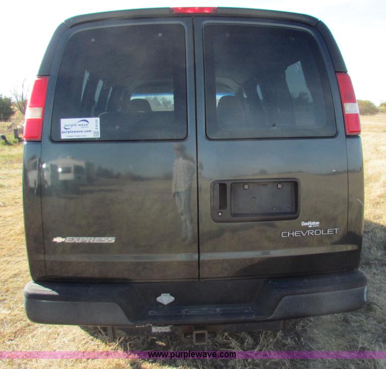 image for item E8164 2004 Chevrolet Express G1500 van