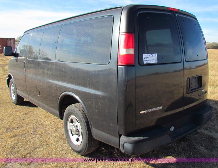 image for item E8164 2004 Chevrolet Express G1500 van