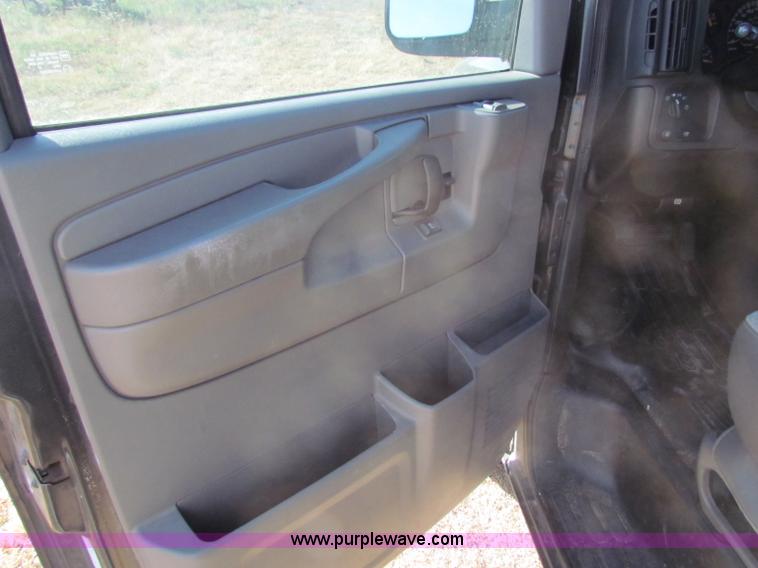 image for item E8164 2004 Chevrolet Express G1500 van