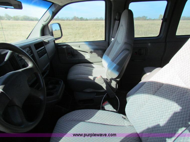 image for item E8164 2004 Chevrolet Express G1500 van