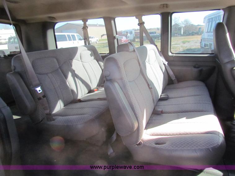 image for item E8164 2004 Chevrolet Express G1500 van