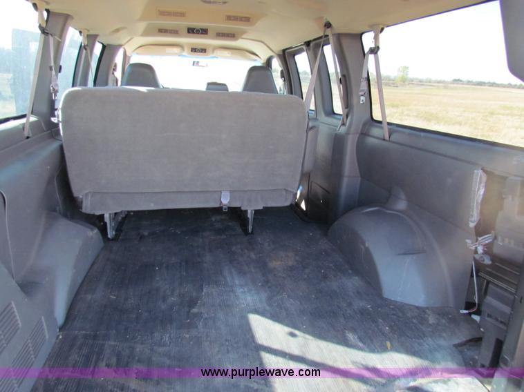 image for item E8164 2004 Chevrolet Express G1500 van