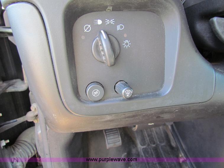 image for item E8164 2004 Chevrolet Express G1500 van