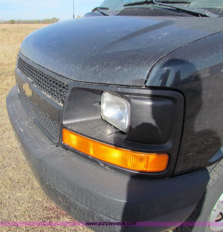 image for item E8164 2004 Chevrolet Express G1500 van