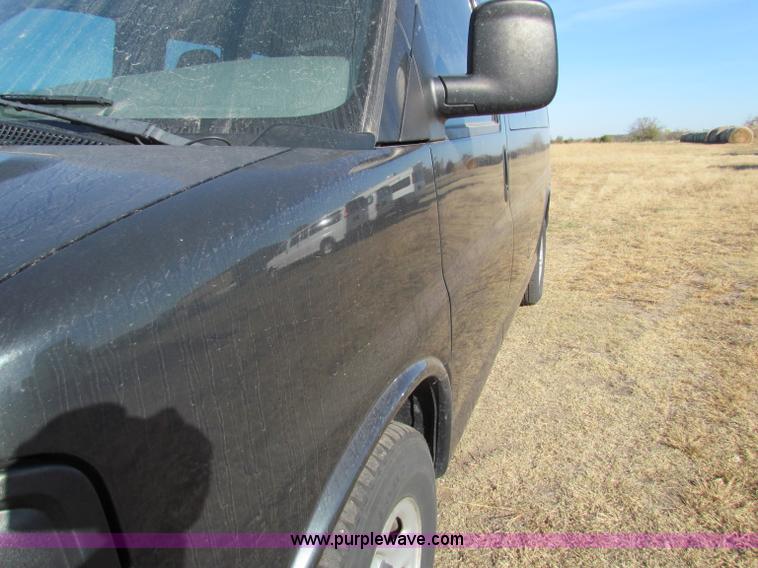 image for item E8164 2004 Chevrolet Express G1500 van