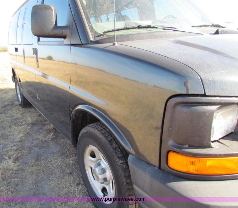 image for item E8164 2004 Chevrolet Express G1500 van