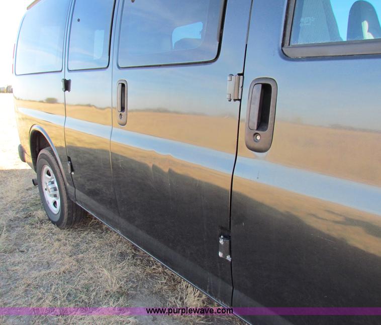 image for item E8164 2004 Chevrolet Express G1500 van