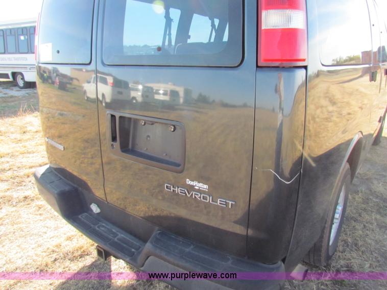 image for item E8164 2004 Chevrolet Express G1500 van
