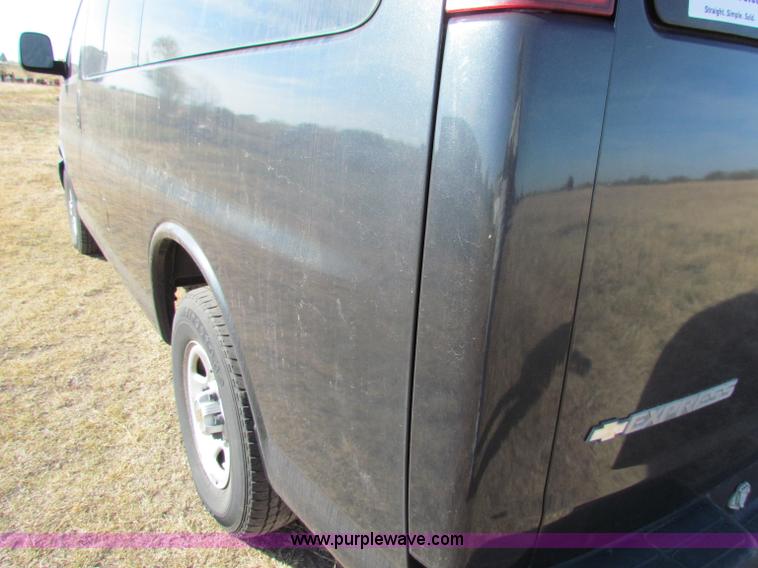 image for item E8164 2004 Chevrolet Express G1500 van