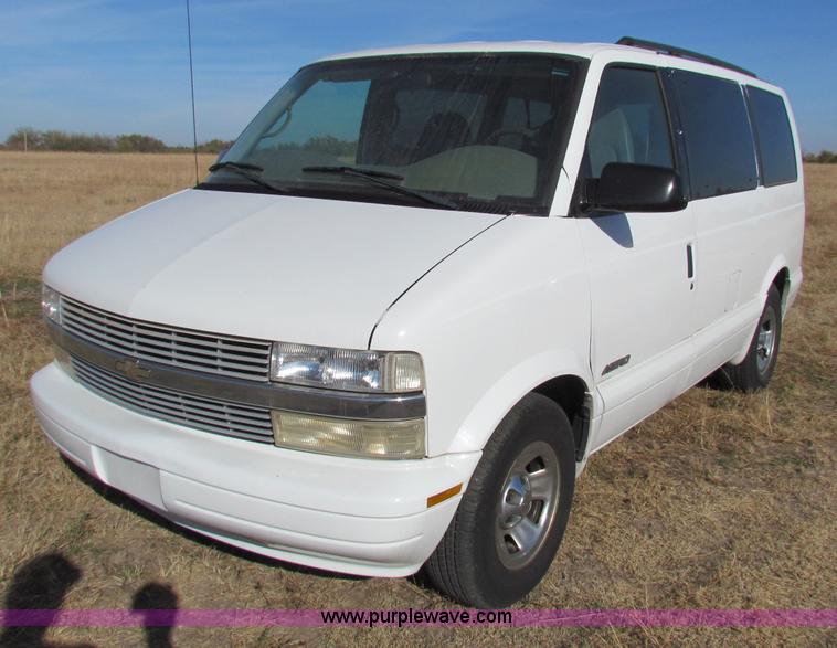 image for item E8165 2001 Chevrolet Astro LS van