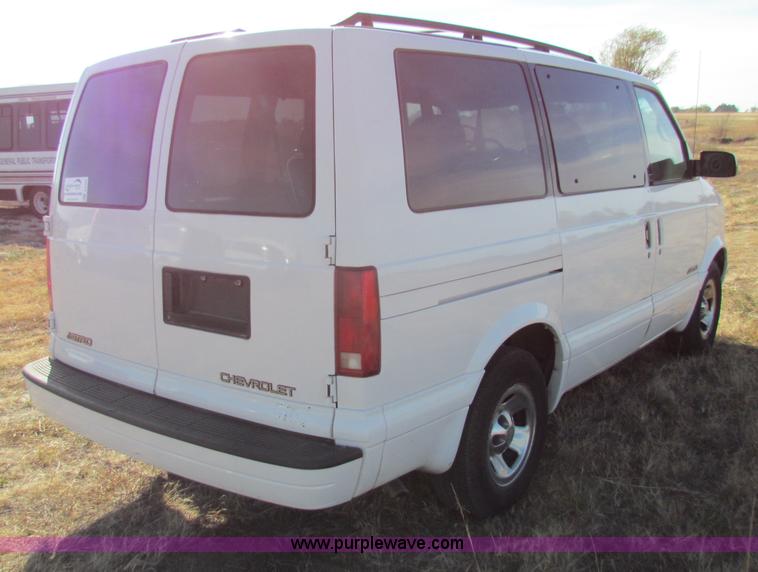 image for item E8165 2001 Chevrolet Astro LS van