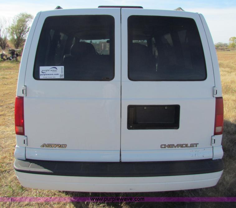 image for item E8165 2001 Chevrolet Astro LS van