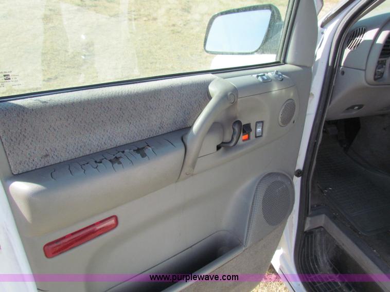image for item E8165 2001 Chevrolet Astro LS van