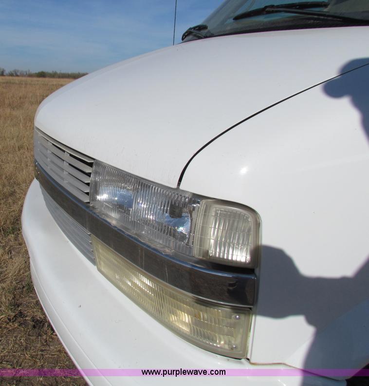 image for item E8165 2001 Chevrolet Astro LS van