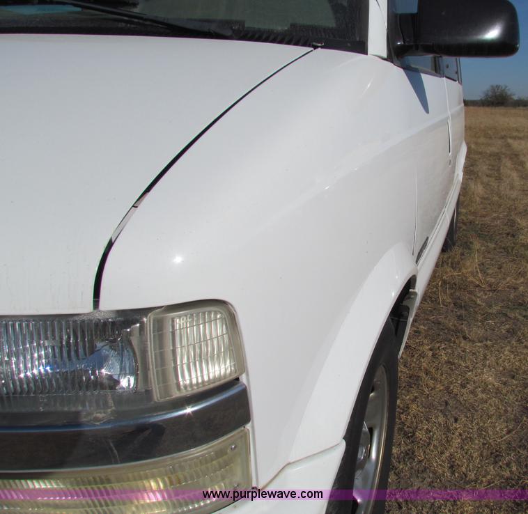 image for item E8165 2001 Chevrolet Astro LS van
