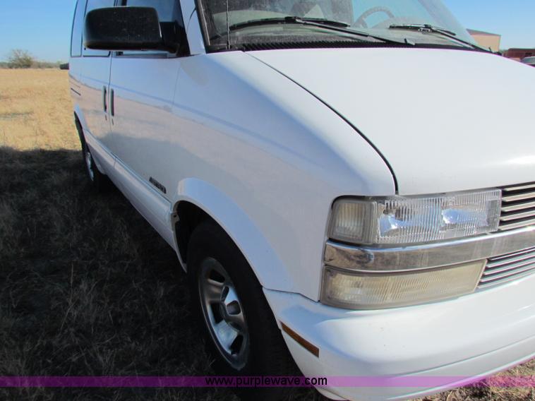image for item E8165 2001 Chevrolet Astro LS van