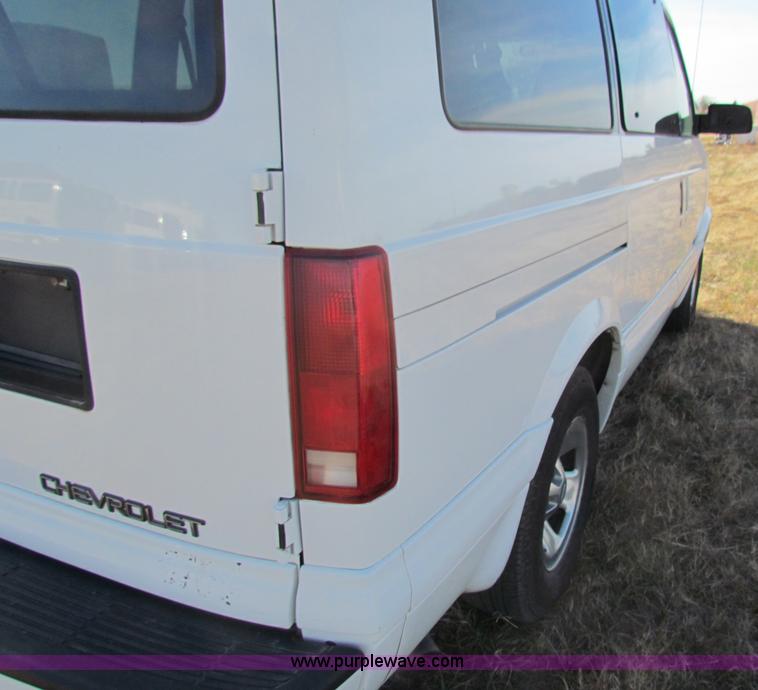 image for item E8165 2001 Chevrolet Astro LS van