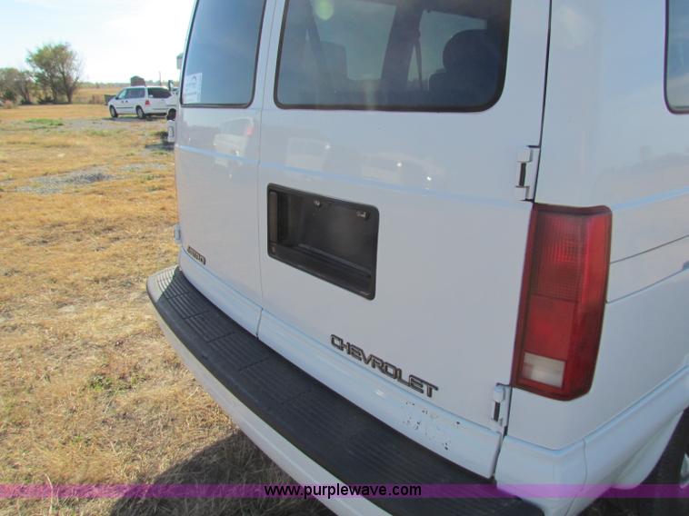 image for item E8165 2001 Chevrolet Astro LS van
