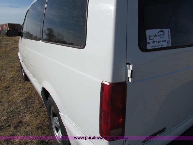 image for item E8165 2001 Chevrolet Astro LS van