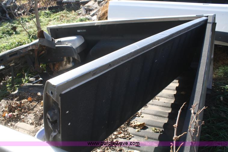 image for item F2514 2005 Chevrolet 2500 long bed truck bed