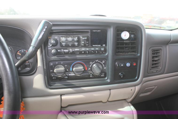 image for item F2516 2001 Chevrolet Suburban K1500 LT SUV
