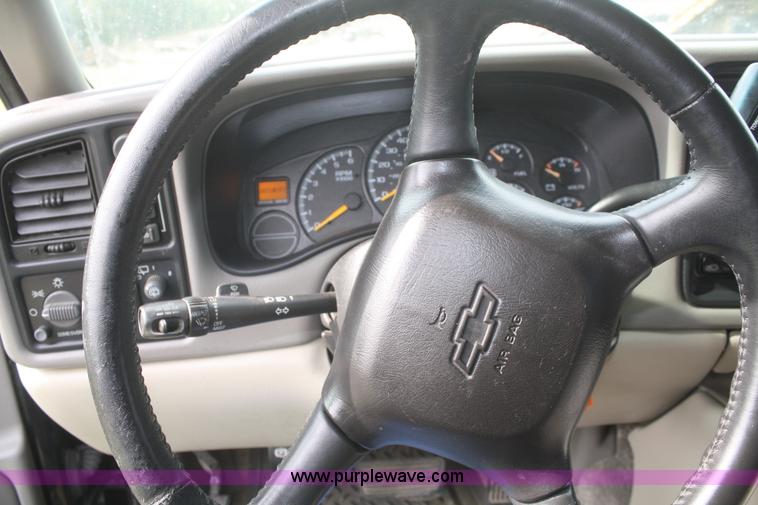 image for item F2516 2001 Chevrolet Suburban K1500 LT SUV