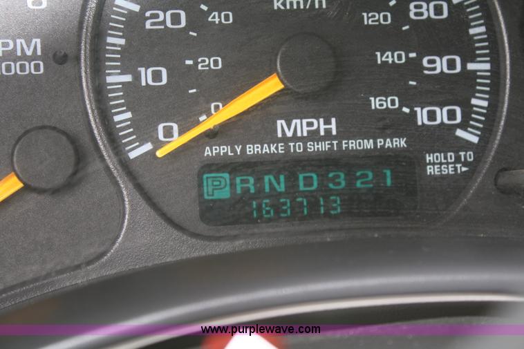 image for item F2516 2001 Chevrolet Suburban K1500 LT SUV