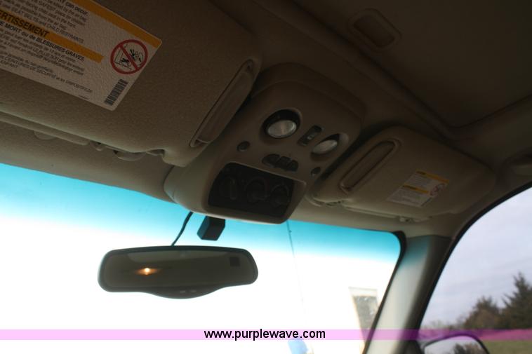 image for item F2516 2001 Chevrolet Suburban K1500 LT SUV