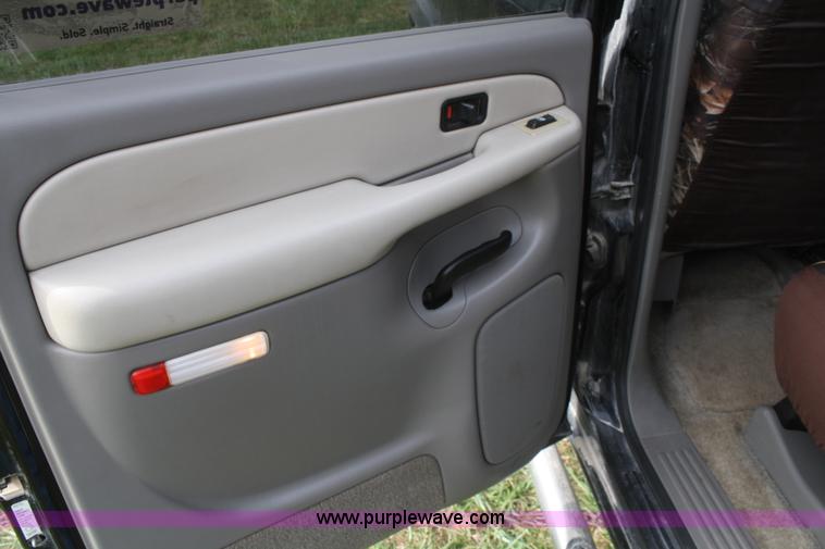 image for item F2516 2001 Chevrolet Suburban K1500 LT SUV